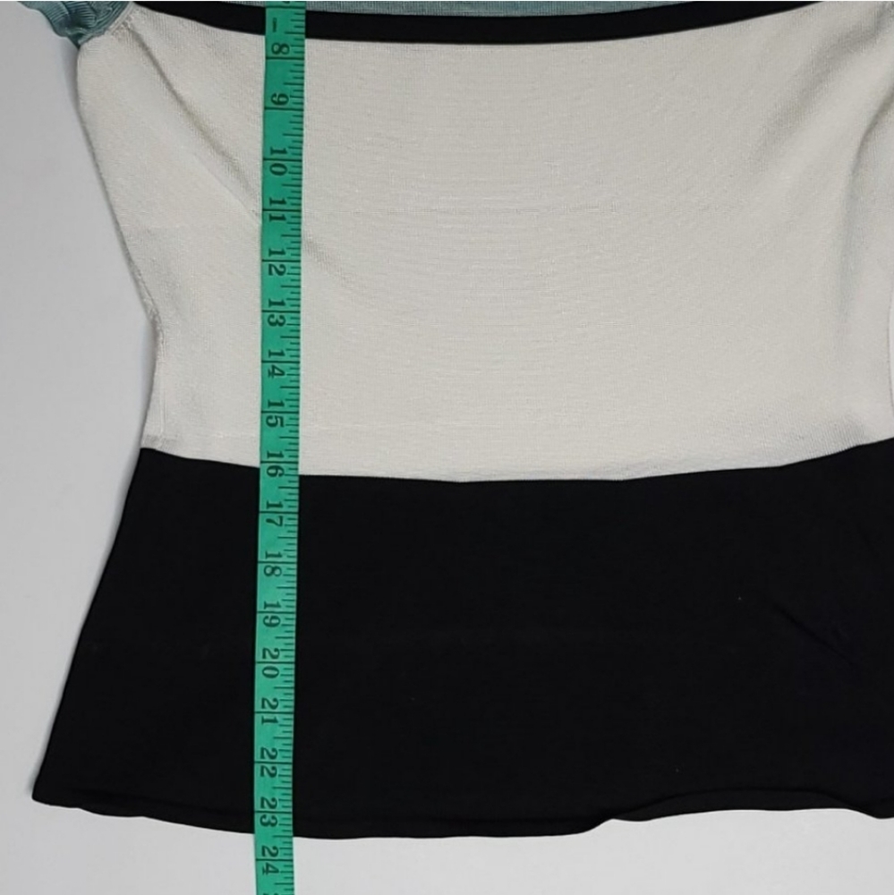 Size small top - Picture 4 of 5